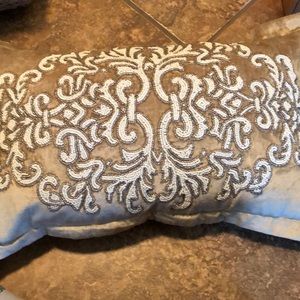 Pier one pillow barely used